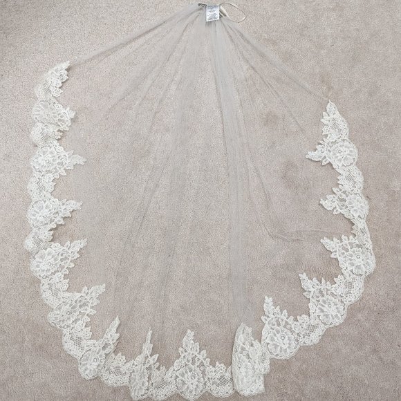 Paloma Blanca Lace Veil - Picture 1 of 6
